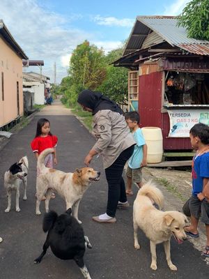 Vaksinasi rabies door to door pada anjing dan kucing di Kabupaten Ketapang, Kalimantan Barat
