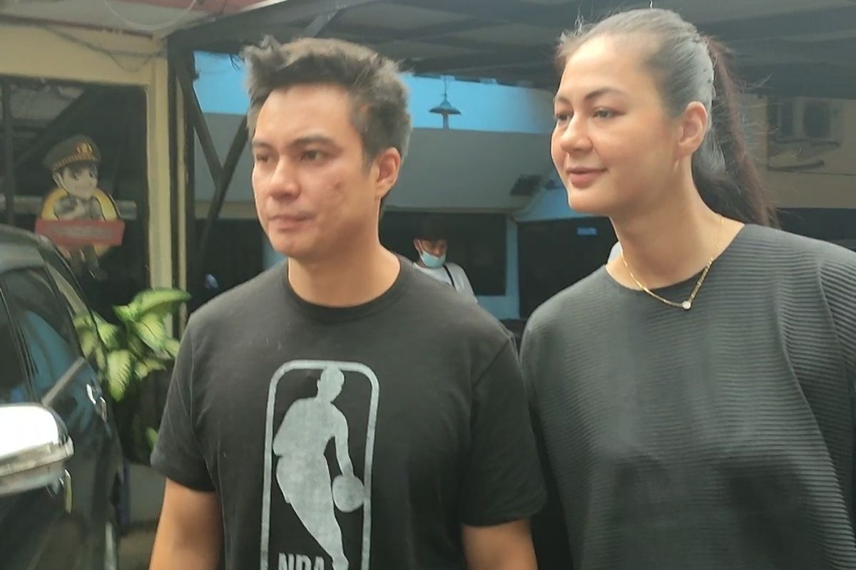 Pasangan artis Baim Wong serta istrinya, Paula Verhoeven tampak mendatangi Polsek Kebayoran Lama, Jakarta Selatan pada Senin (3/10/2022). 
