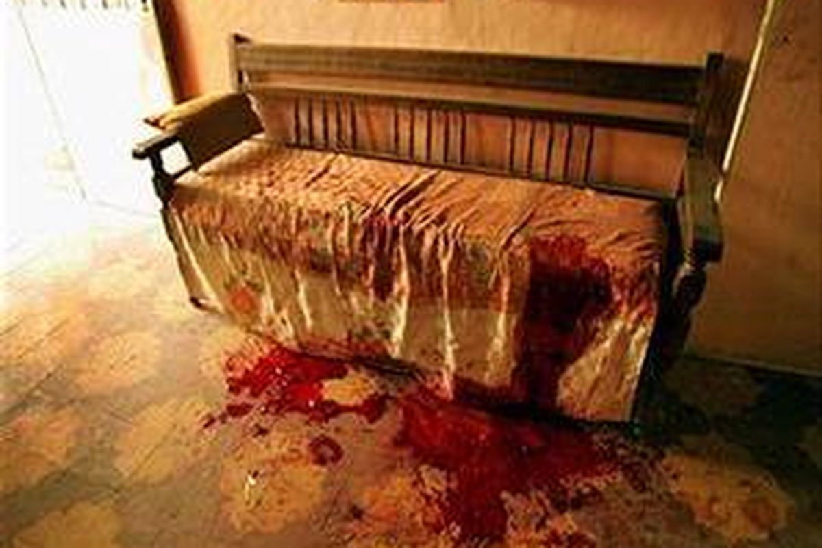 Ceceran darah yang bertumpahan ini berasal dari beberapa korban serangan udara militer Amerika Serikat yang terekam pada 8 April 2008 di distrik Kota Sadr, Baghdad, Irak. 