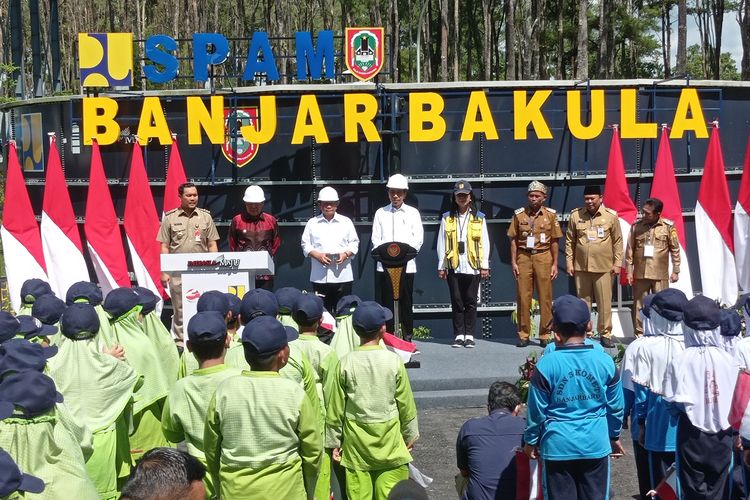 Jokowi meresmikan SPAM Banjarbakula di Banjarbaru, Kalsel, Jumat (17/3/2023). 