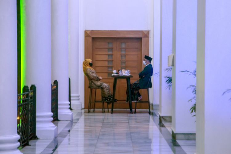 Gubernur Jawa Timur Khofifah Indar Parawansa saat berbincang bersama Gubernur Jawa Barat Ridwan Kamil di Gedung Sate, Kota Bandung, Senin (19/4/2021) malam.