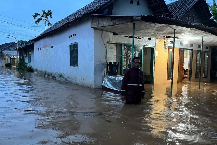 Banjir melanda di 8 desa di wilayah Kecamatan Winongan setelah di wilayah hulu, kawasan perbukitan Lumbang, Kabupaten Pasuruan, Jawa Timur dilanda hujan deras sejak siang, Kamis (4/12/2025). 