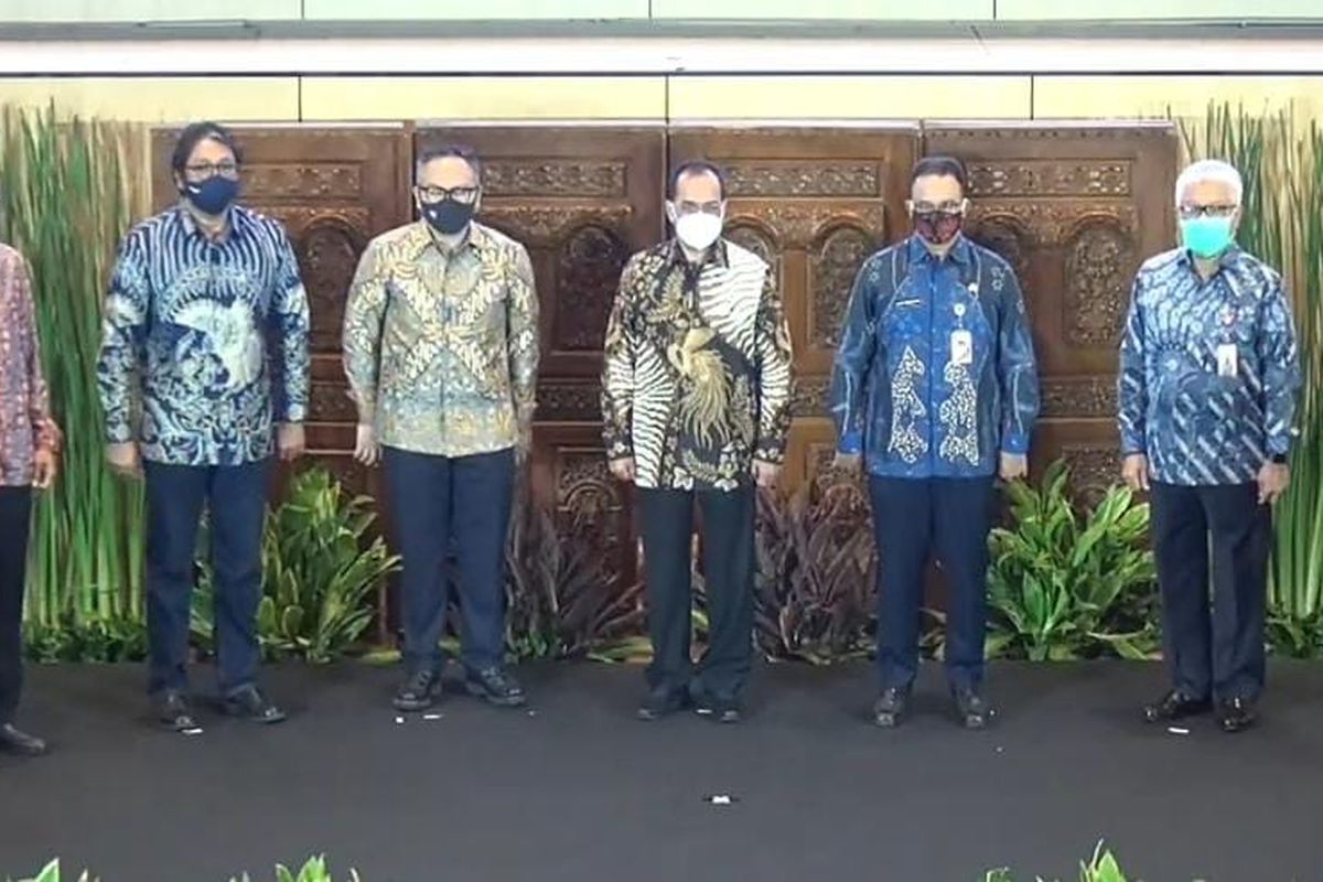 Gubernur DKI Jakarta Anis Baswedan, Menteri Perhubungan Budi Karya Sumadi beserta jajaran lainnya di PT JakLingko, Jakarta, Rabu (15/7/2020) . (Screenshoot)