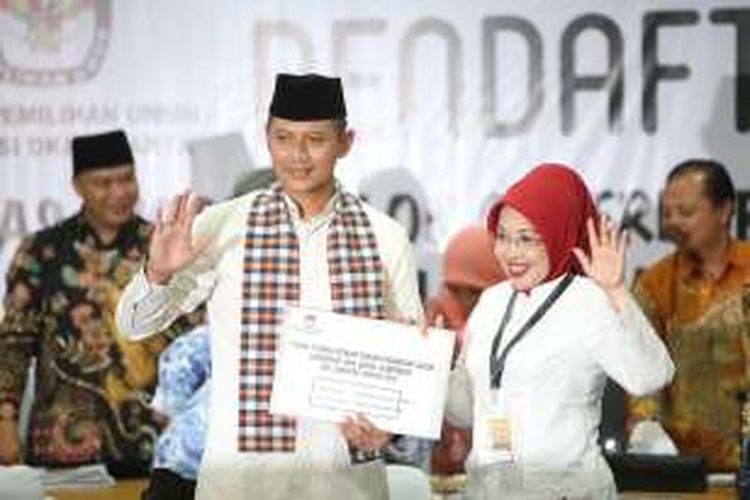 Agus Harimurti Yudhoyono dan Sylviana Murni saat mendaftar di KPU DKI Jakarta, Jumat (23/9/2016). Agus dan Sylviana resmi mendaftarkan diri sebagai pasangan bakal cagub dan cawagub Pilkada DKI Jakarta, setelah diusung oleh empat partai yakni Demokrat, PKB, PPP, PAN.