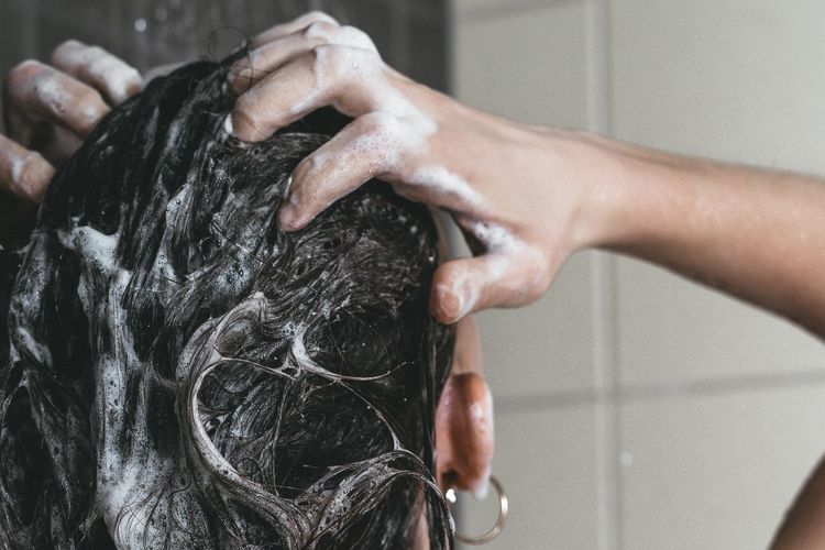 Sebagai bagian dari cara merawat rambut kering, pilihlah produk bebas sulfat dan lembut untuk mengurangi risiko rambut rusak.