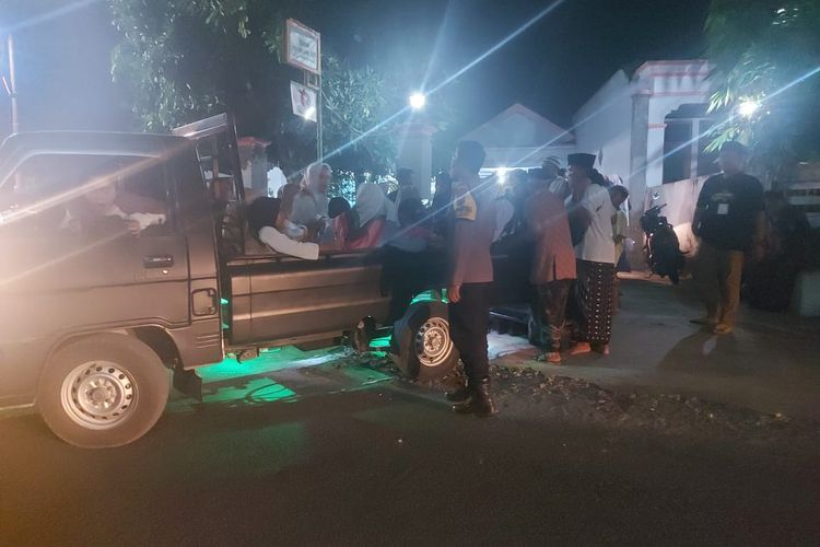 Evakuasi jemaah yang mengalami keracunan saat pelaksanaan pengajian dan sholawatan di Desa Krecek, Kecamatan Badas, Kabupaten Kediri, Jawa Timur, Selasa (1/10/2024) malam.