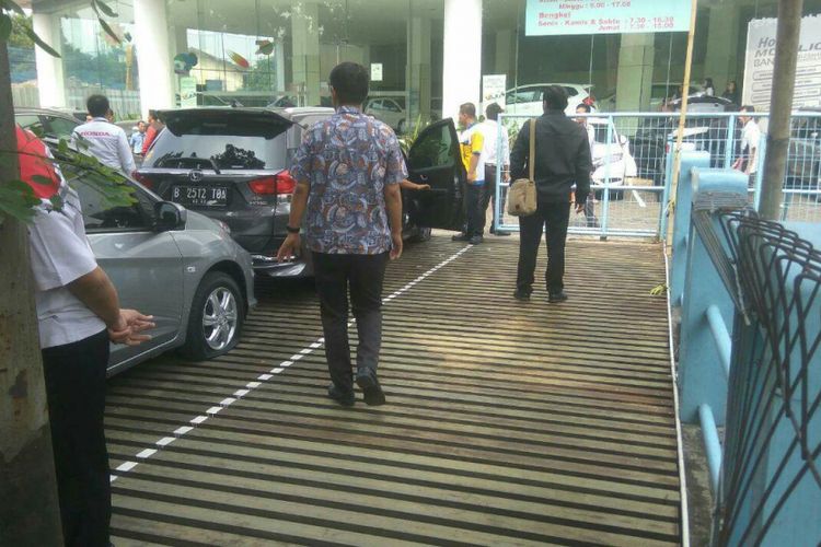 Showroom Honda Tebet di Jalan Prof DR Soepomo yang membangun parkiran di atas saluran air, Kamis (31/8/2017).