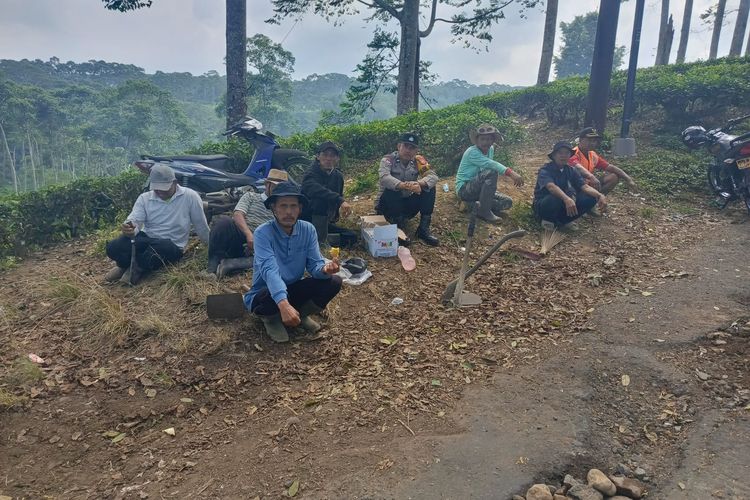 Warga Kepahiang Patungan Terkumpul Rp 15 Juta Perbaiki Jalan yang Rusak 5 Tahun