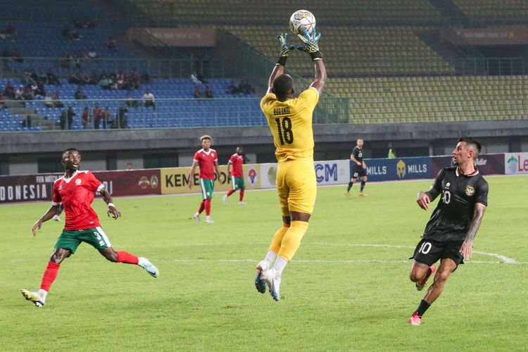 Penjaga gawang timnas timnas Burundi, Rukundo Onesim menyelamatkan bola saat bertanding melawan timnas Indonesia pada pertandingan FIFA Matchday di Stadion Patriot Candrabhaga, Bekasi, Selasa (28/3/2023). Burundi ditahan imbang dengan skor 2-2.