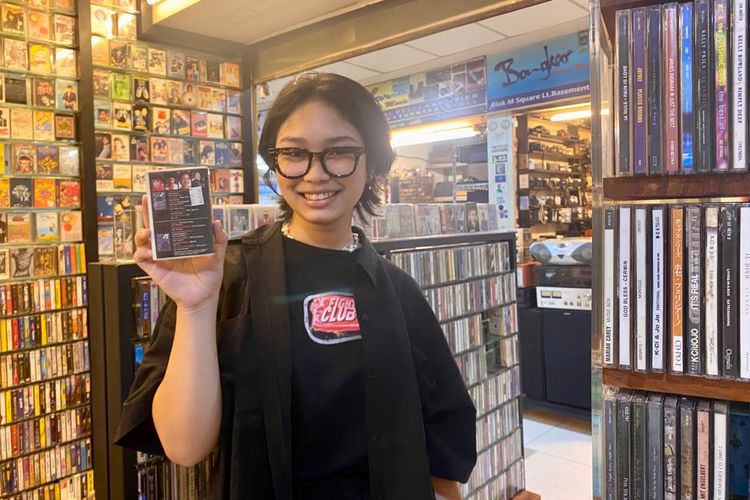 Naya, seorang pengunjung yang memburu kaset musik jadul di pasar musik Blok M Square, Jakarta Selatan, Kamis (18/5/2023). 