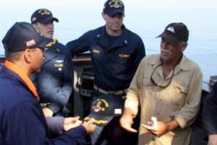 Komandan AL AS, John Barsano, menyambut Ron Ingraham di atas kapal USS Paul Hamilton setelah dia diselamatkan pada Selasa lalu.