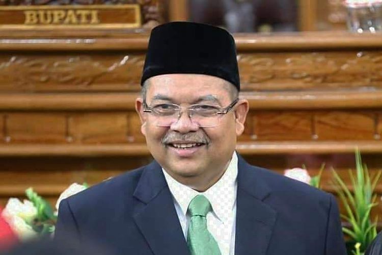 Bupati Kutai Timur Ismunandar dan istrinya Encek UR Firgasih Ketua DPRD Kutim. 