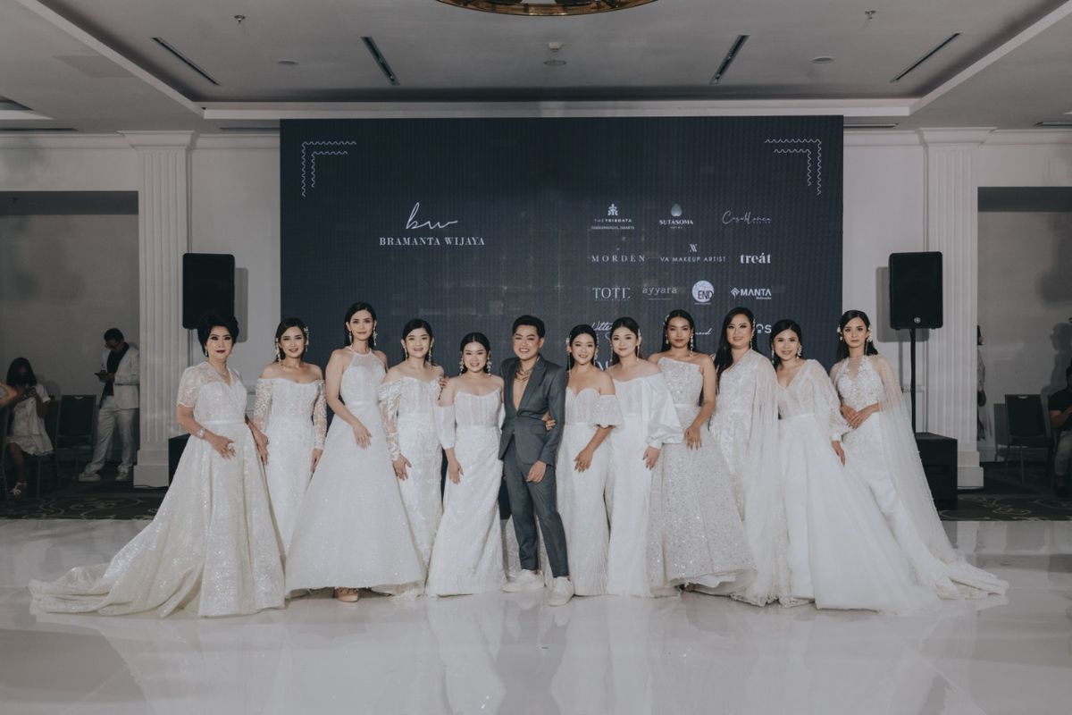 Cerita kehidupan dirajut oleh desainer Bramanta Wijaya melalui koleksi terbarunya, yang ditampilkan melalui fashion show bertajuk Cerita Tentang Kita: Dulu, Kini, & Nanti.