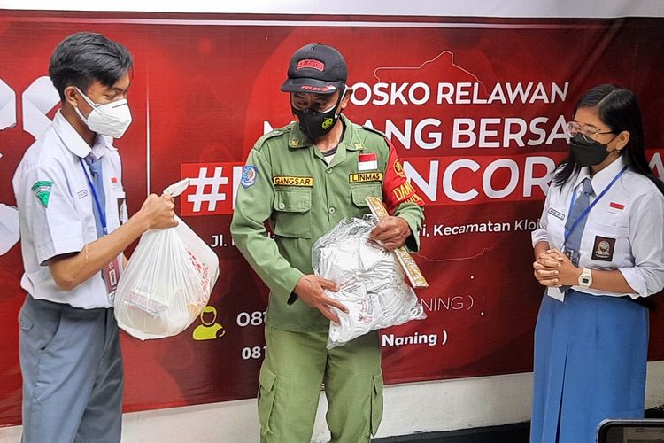 Moura dan Ifron, dua pelajar yang menjadi relawan penanganan Covid-19 di Posko MBLC Kota Malang, Selasa (3/8/2021).
