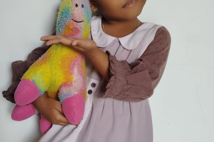 Hilya (6) dengan boneka unicorn kesayangannya. 