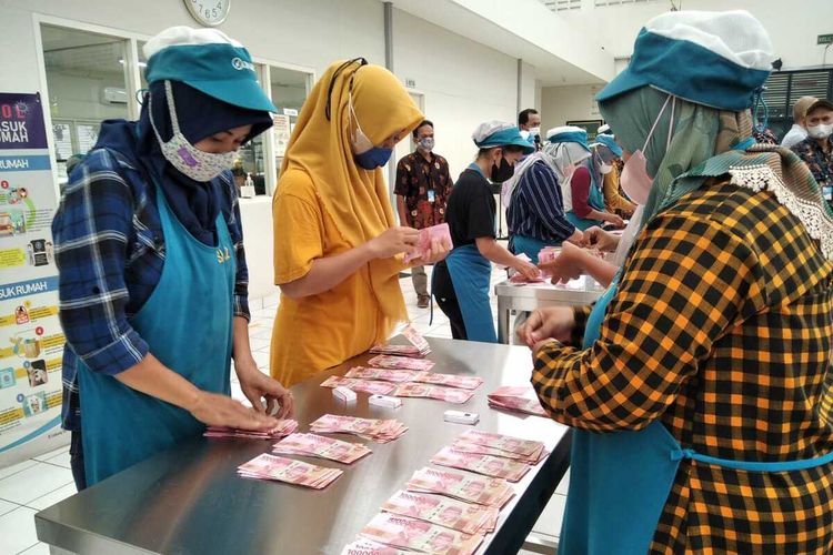 Di kawasan Ciayumajakuning, UMK Majalengka adalah yang terendah setelah Kabupaten Kuningan yang memiliki upah minimum Rp 2.010.734. Sementara gaji UMR Majalengka sebesar Rp 2.180.602.