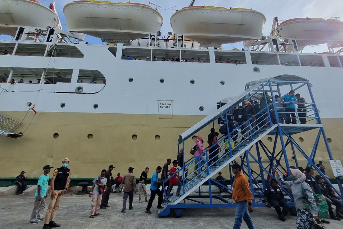 Ribuan pemudik menaiki kapal laut KM Dobonsolo di Pelabuhan Tanjung Emas Semarang, Jumat (28/4/2023).