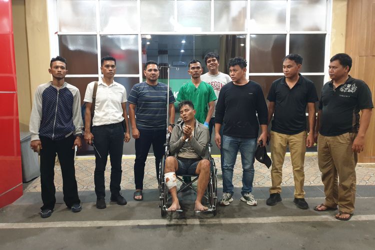 Nasrib Luthfi (35), warga Kabupaten Deli Serdang, ditangkap petugas Polsek Medan Area karena mencuri sepeda motor pedagang bandrek di Kota Medan. Ia menjalani perobatan di Rumah Sakit Bhayangkara Medan pada Selasa (25/2/2025) karena kakinya ditembak. 