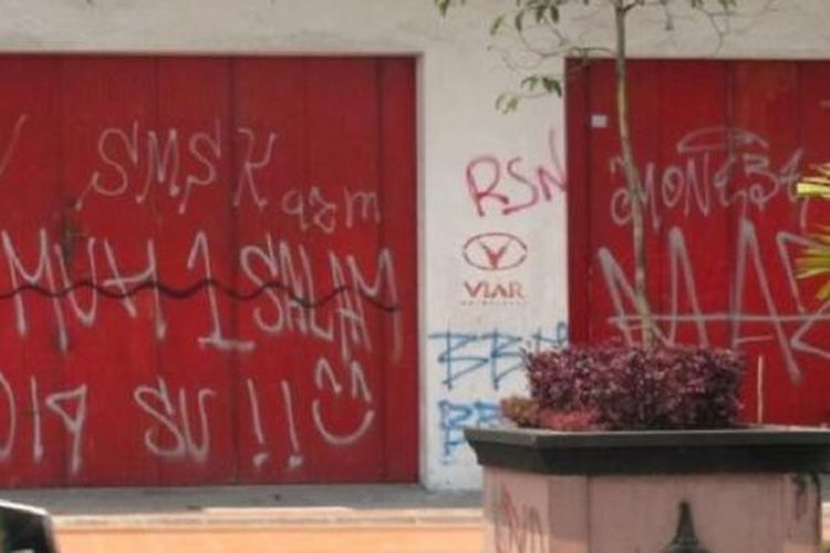 Suporter Bola di Tangerang Kompak Hapus Vandalisme: 