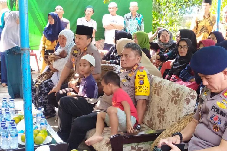 Kapolda Sumut Irjen Pol Martuani Sormin Siregar melayat ke rumah duka, Almarhum Brigadir Surianto, personil Sat Lantas Polresta Deli Serdang di Jalan Setia Indah, Gang Wakaf, Desa Sunggal Kanan, Kecamatan Sunggal, Kabupaten Deli Serdang, yang meninggal dunia usai ditabrak truk saat melaksanakan tugas pengamanan Natal.