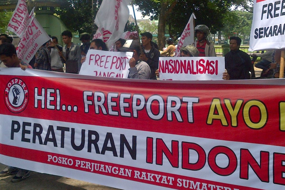 Puluhan massa Pospera yang tak senang dengan sikap PT Freeport Indonesia mendatangi kantor DPRD Sumatera Utara, Selasa (7/3/2017).