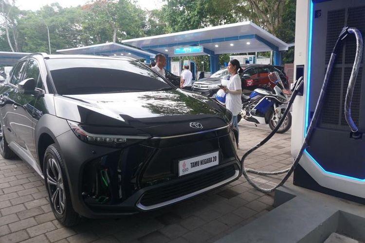 Toyota bZ4X Meriahkan Pameran Kendaran Elektrifikasi di Nusa Dua Bali