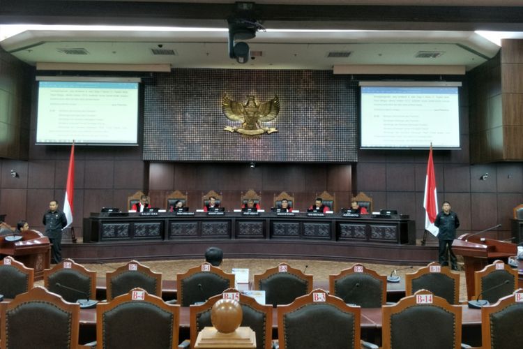 Suasana sidang pembacaan putusan dipermohonan gugatan uji materi pasal 14 ayat 1 huruf i Undang-Undang Nomor 12 Tahun 1995 tentang Pemasyarakatan terkait aturan pemberian remisi di MK, Jakarta Pusat, Selasa (7/11/2017).
