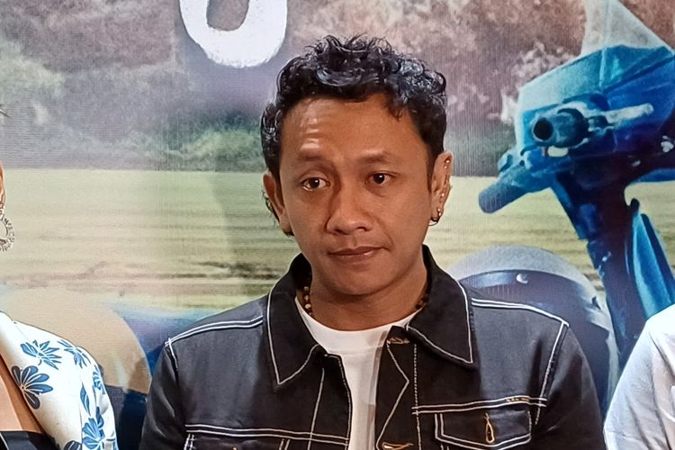 Aktor Erick Estrada usai konferensi pers jelang perilisan film Mendung Tanpo Udan di XXI Plaza Senayan, Jakarta Pusat, Rabu (21/2/2024).