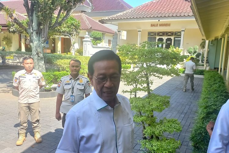 Gubernur DIY Sri Sultan HB X ditemui di Kompleks Kepatihan, Kota Yogyakarta tanggapi penolakan warga cangkringan, Rabu (26/7/2023)
