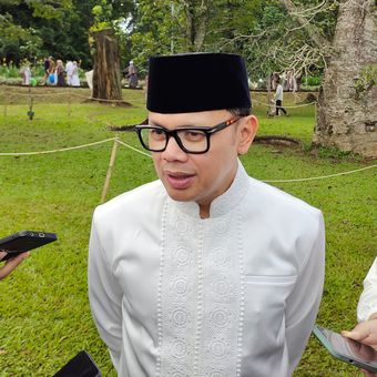 Wakil Menteri Dalam Negeri Bima Arya Sugiarto saat memberikan keterangan di Kebun Raya Bogor, Kota Bogor, pada Sabtu (21/3/2026).