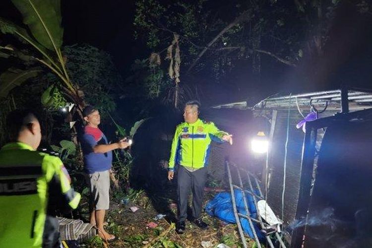 Pihak kepolisian saat melakukan mengecek lokasi kecelakaan mobil pikap masuk jurang di Kabupaten Kebumen, Jumat (10/2/2023). 