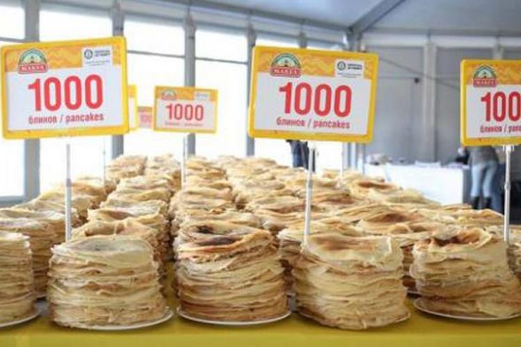 Tumpukan pancake yang dibuat oleh 16 Chef di Moskwa untuk memecahkan rekor dunia pancake terbanyak di dunia.  