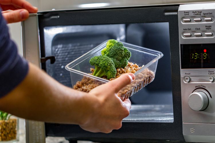 Ilustrasi microwave, perangkat atau alat masak canggih yang memudahkan siapapun memasak atau memanaskan makanan dalam plastik.