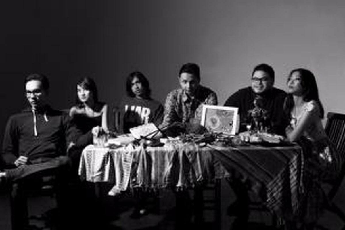 Barasuara terdiri dari (kiri-kanan) Marco Steffiano (drum), Asterika (vokal), Gerald Situmorang (bas), Iga Massardi (vokal, gitar), TJ Kusuma (gitar), dan Puti Chitara (vokal).