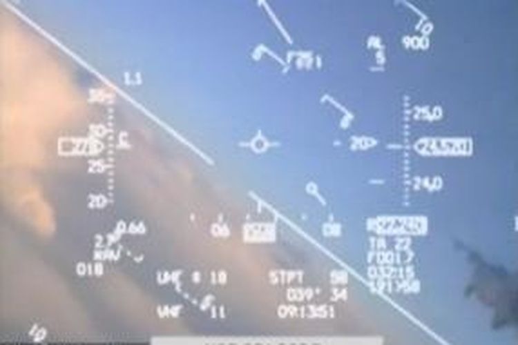 Foto yang diambil dari dalam kokpit pesawat tempur F-16 milik AU Norwegia memperlihatkan sebuah jet tempur Rusia (kanan bawah) yang memotong lintasan terbang jet Norwegia dan hanya berjarak 20 meter di depan pesawat tersebut.