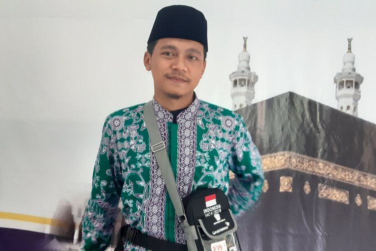 Pemuda asal Banyumas, Jawa Tengah, Muhammad Isa Al-Atsari menjadi calon haji termuda yang diberangkat dari Embarkasi Solo, Asrama Haji Donohudan, Boyolali, Jawa Tengah, Kamis (23/6/2022).
