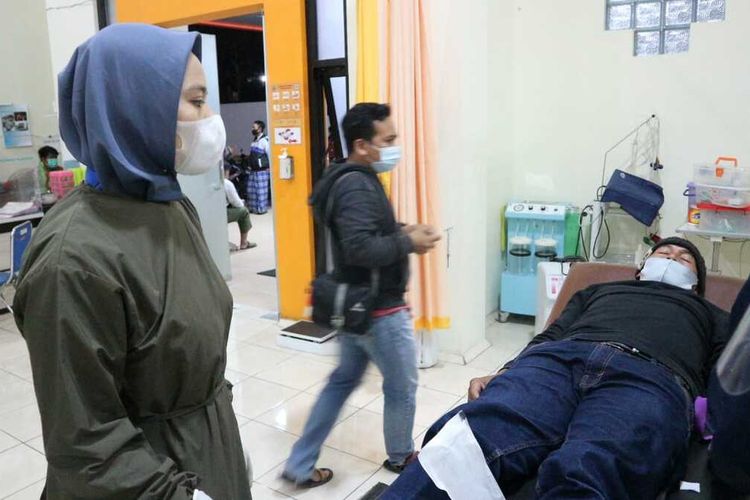 Puluhan warag Desa Plumpung, Kabupaten Magetan mual dan pusing usai menyantap hidanan ayam bakar dalam kegiatan buka bersama. Sebanyak 34 warag menjalani perawatan di 2 puskesmas dan klinik di Pacalan.