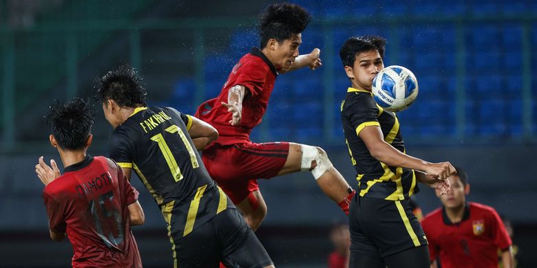 Pemain timnas U19 Laos berebut bola dengan pemain timnas U19 Malaysia pada pertandingan final Piala AFF U19 di Stadion Patriot Candrabhaga, Bekasi, Jumat (15/7/2022). Malaysia tampil sebagai juara Piala AFF U19 2022 setelah menang dengan skor 2-0.