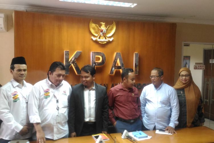 (Kiri-kanan) Anggota Tim Sukses TKN (Erlinda, Irfan Pulungan, dan Pasang Haro Rajagukguk), Ketua KPAI Susanto, anggota KPAI Jastar Putra, Direktur Kelembagaan BPN Ibnu Bilaludin, dan anggota KPAI Retno Listyarti dalam jumpa pers di kantor KPAI, Jakarta, Senin (12/11/2018).