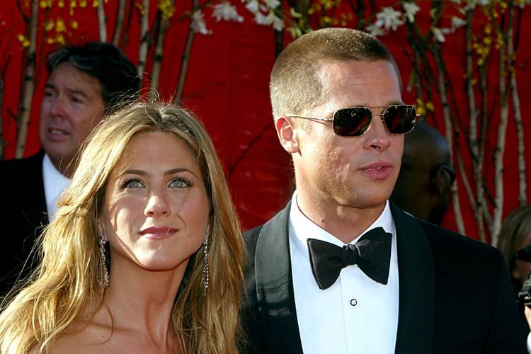Aktris Jennifer Aniston  dan aktor Actor Brad Pitt menghadiri perhelatan Emmy Awards di Shrine Auditorium, Los Angeles, California, pada 19 September 2004. 
