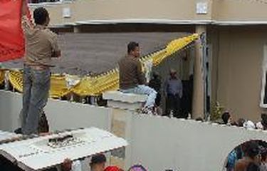 Pendukung calon gubernur-wakil gubernur Maluku Utara, Abdul Gafur-Abdurrahim Fabanyo, mendengarkan orasi Gafur di kediamannya di Ternate, Selasa (1/4/2008). Dalam orasi itu, Gafur yang datang ke Ternate kemarin menyatakan mendukung rencana rapat paripurna DPRD Maluku Utara untuk menyelesaikan sengketa pemilihan kepala daerah Maluku Utara.