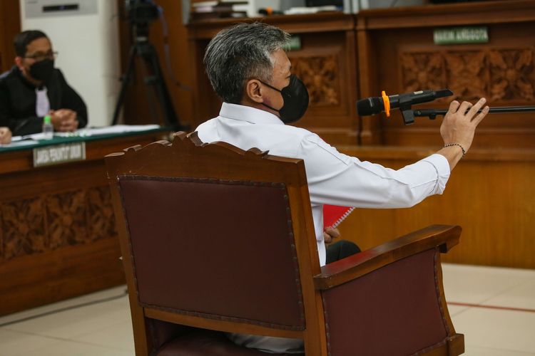 Terdakwa Brigjen Hendra Kurniawan menjalani sidang di Pengadilan Negeri (PN) Jakarta Selatan, Rabu (19/10/2022). Ia diduga terlibat kasus obstruction of justice atau perintangan proses penyidikan pembunuhan berencana terhadap Nofriansyah Yosua Hutabarat atau Brigadir J.
