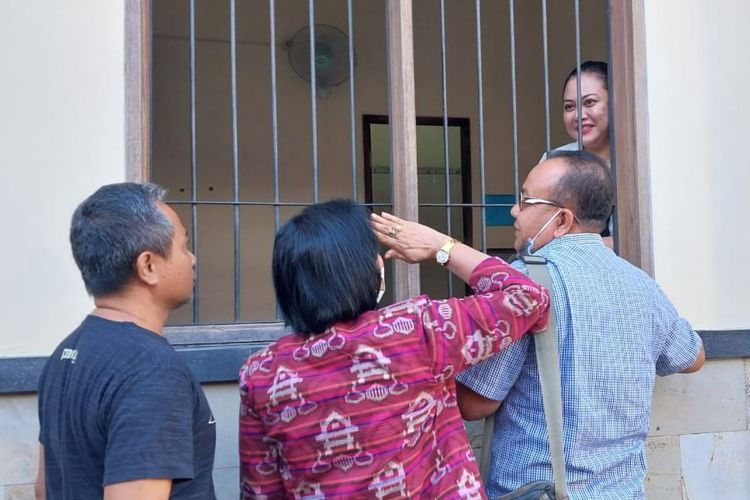 Mantan Bupati Tabanan, Ni Putu Eka Wiryastuti dibalik jeruji sel tahanan Pengadilan Tipikor Denpasar pada Selasa (14/6/2022). Kompas.com/ Yohanes Valdi Seriang Ginta