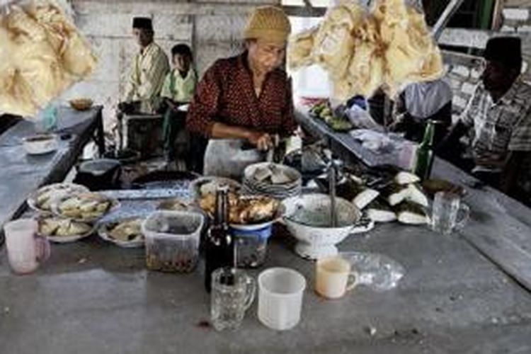 Warung soto Apsatun di depan Pasar Rubaru, Sumenep, Madura, Jawa Timur, Rabu (21/8/2013). Satu porsi soto ayam dan lontong di warung soto ini dijual Rp 3.000.