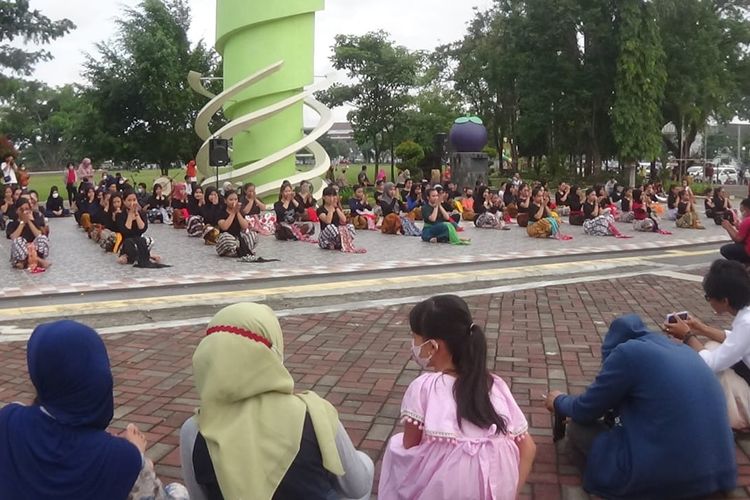 Para penari disaksikan warga menari Dolalak tarian khas Purworejo pada Jumat (29/4/2022)