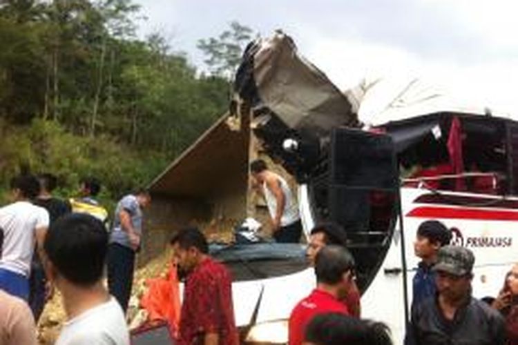 Kecelakaan beruntun melibatkan Bus Primajasa, truk bermuatan pasir, mobil pengangkut gas, dan mobil pribadi di Tol Purbaleunyi Kilometer 111 pada Kamis sore (12/11/2015).