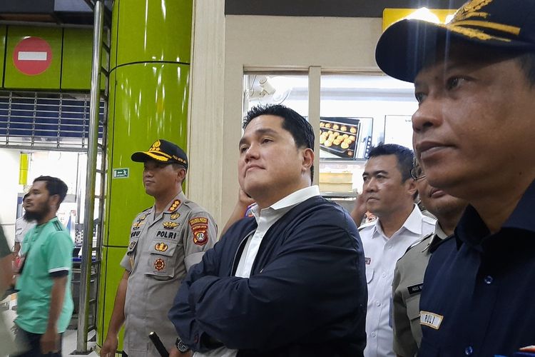 Menteri BUMN Erick Thohir menyaksikan penyemprotan disinfektan untuk mencegah Virus Corona (Covid-19) di Stasiun Gambir, Jakarta Pusat, Kamis (12/3/2020)