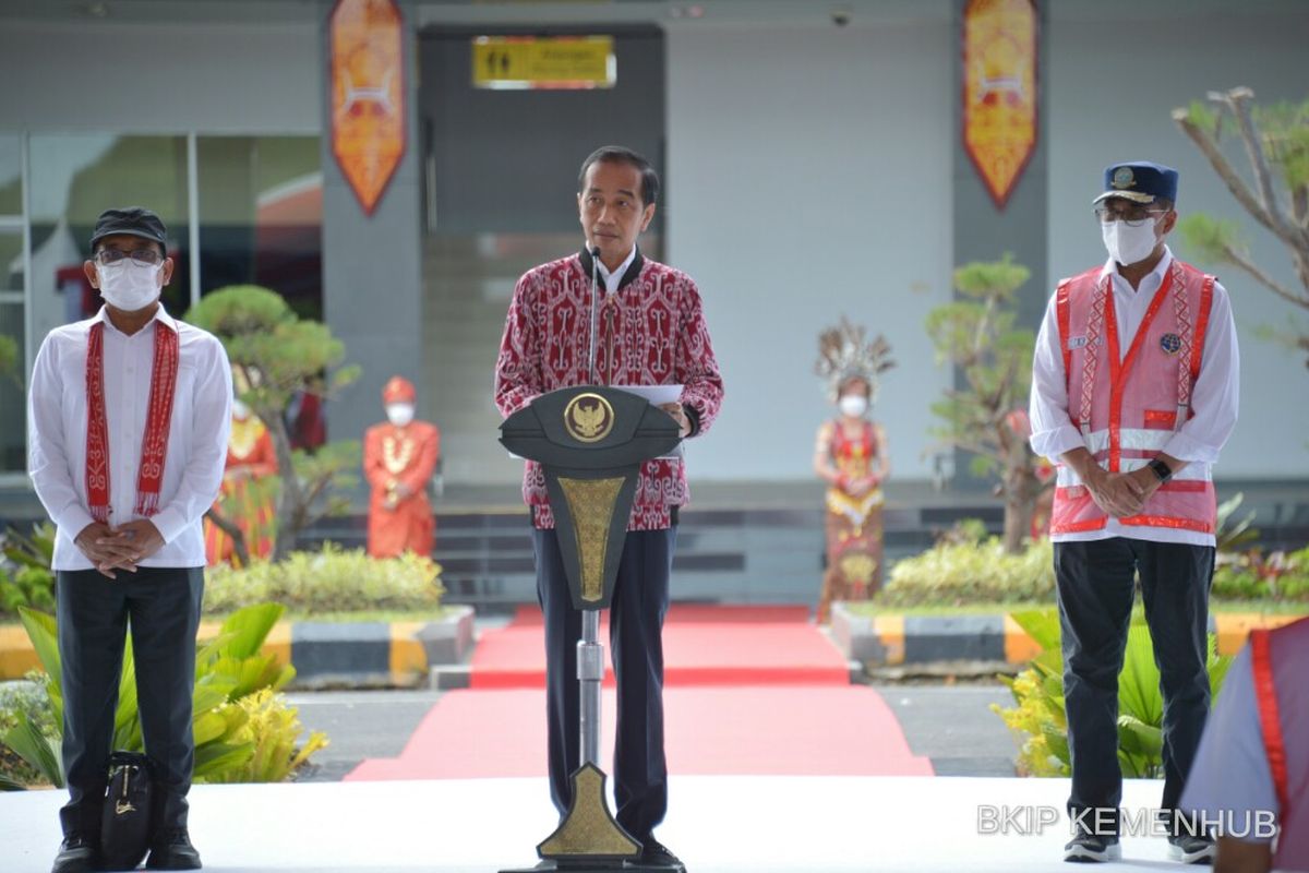 Presiden Joko Widodo (Jokowi) didampingi Menteri Perhubungan Budi Karya Sumadi meresmikan Bandara Tebelian di Kabupaten Sintang, Kalimantan Barat pada Rabu (8/12/2021).