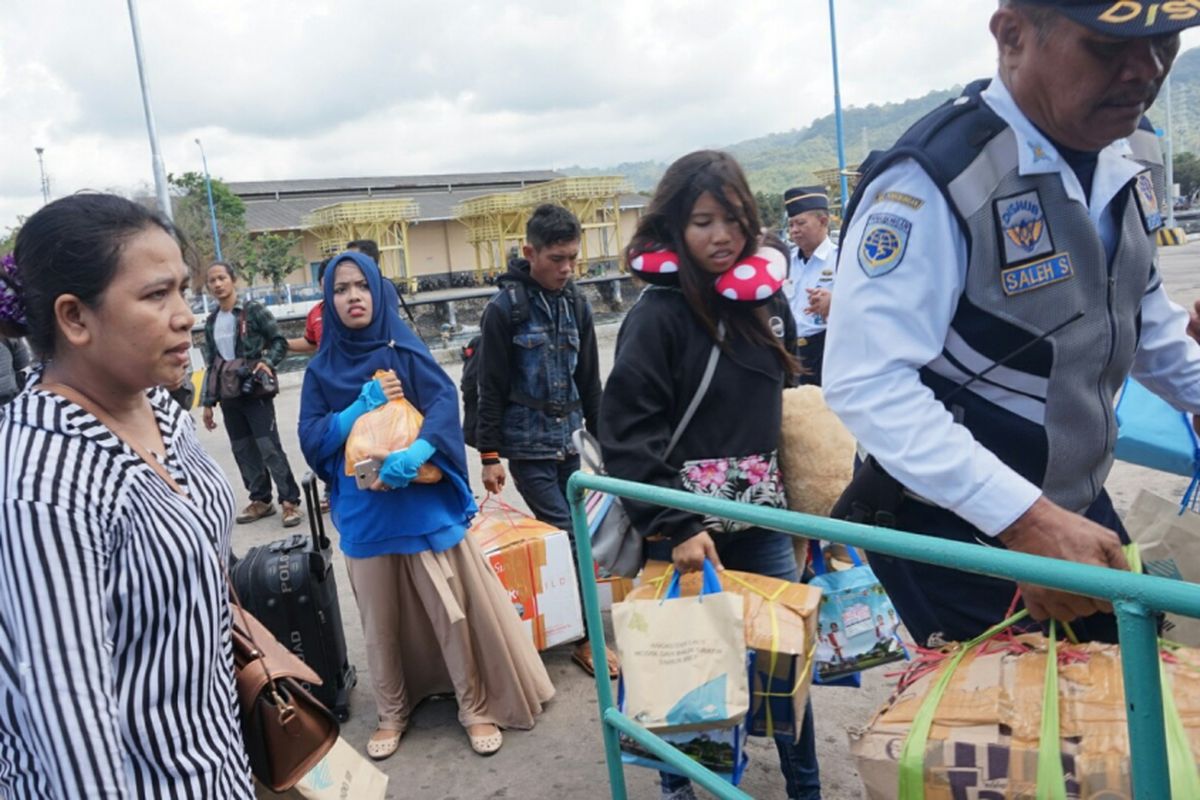 Pemudik yang ikut mudik gratis dari Pelabuhan Tanjungwangi ke Sapeken Senin (19/6/2017)