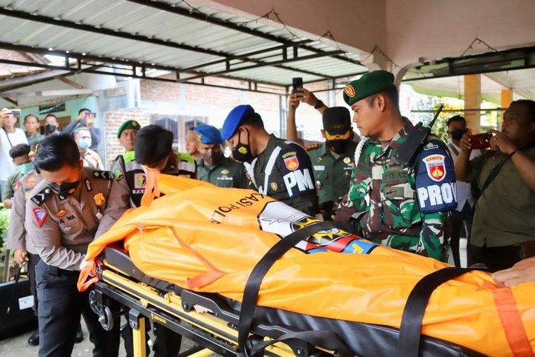 Saat Jenazah Kopda Muslimin akan dibawa ke Rumah Sakit Bhayangkara Semarang, Jawa Tengah. Kamis (28/7/2022)